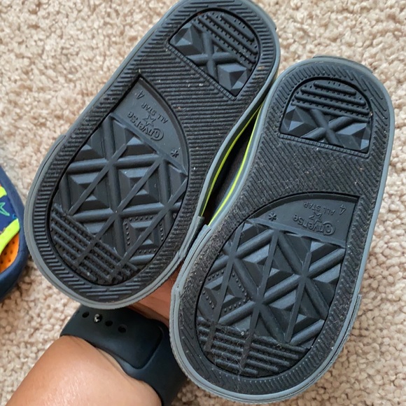 Toddler size 4 converse sneakers - Picture 2 of 2